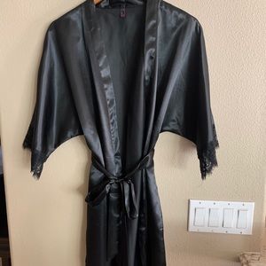 SILK ROBE WITH LACE TRIMMING